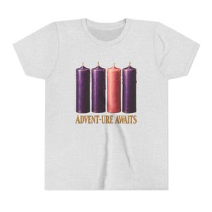 T-shirt « L'aventure vous attend » pour enfants, T-shirt catholique de l'Avent pour jeunes, Bougies de l'Avent, Cadeau de compte à rebours de Noël pour enfants image 2