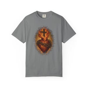Leuchtendes T-Shirt mit Herz-Jesu-Motiv, Holzkreuz und goldenen Strahlen, Vintage-Geschenk für Väter, Dornenkrone, Erster Freitag im Monat, Wohlfühlfarben Bild 5