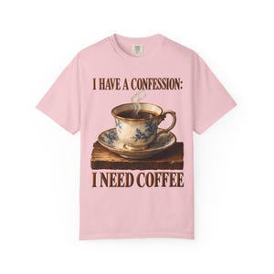 Ik heb een bekentenis: ik heb koffie nodig | Comfortkleuren T-shirt | Grappig katholiek koffie T-shirt | Cadeau voor mama | Vintage theekopje afbeelding 11