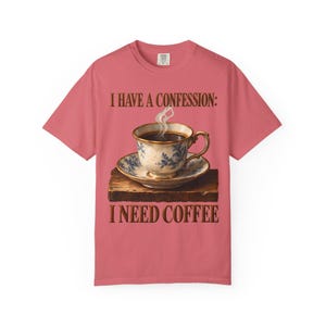 Ik heb een bekentenis: ik heb koffie nodig | Comfortkleuren T-shirt | Grappig katholiek koffie T-shirt | Cadeau voor mama | Vintage theekopje afbeelding 13