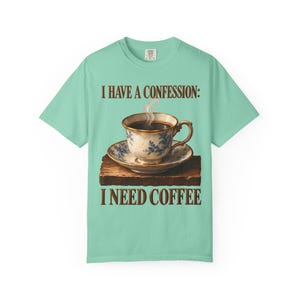 Ik heb een bekentenis: ik heb koffie nodig | Comfortkleuren T-shirt | Grappig katholiek koffie T-shirt | Cadeau voor mama | Vintage theekopje afbeelding 4