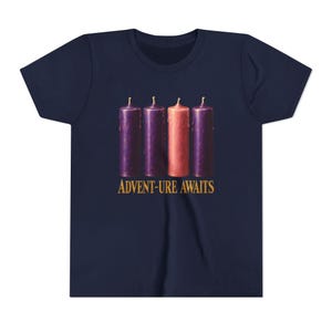 T-shirt « L'aventure vous attend » pour enfants, T-shirt catholique de l'Avent pour jeunes, Bougies de l'Avent, Cadeau de compte à rebours de Noël pour enfants image 17