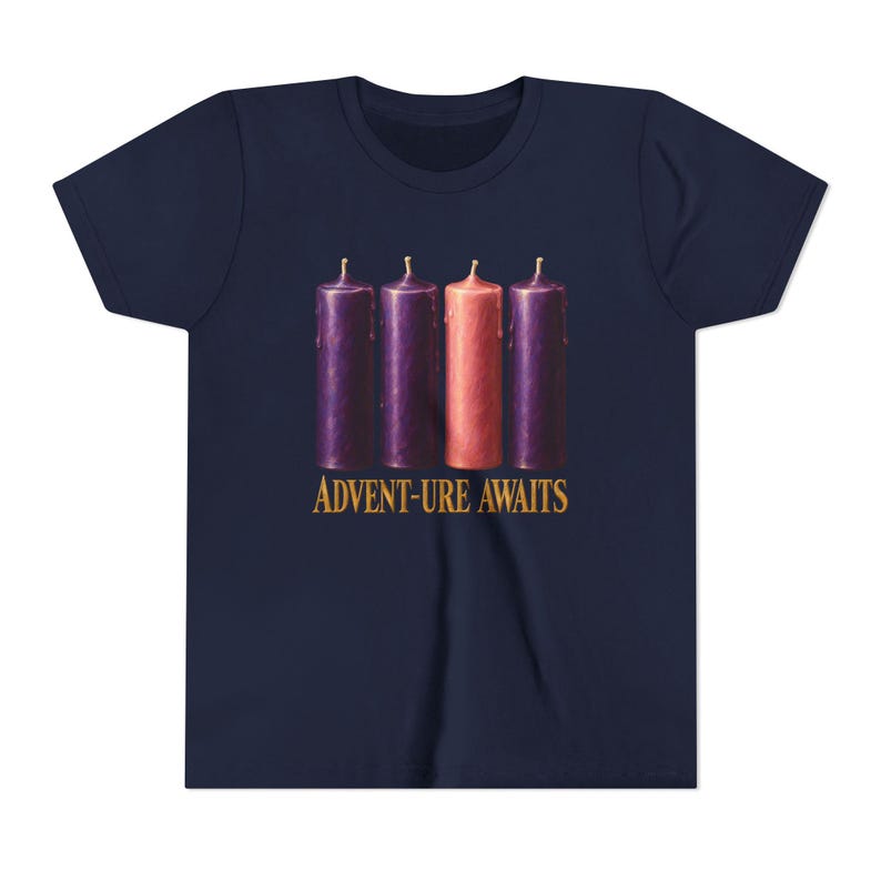 T-shirt « L'aventure vous attend » pour enfants, T-shirt catholique de l'Avent pour jeunes, Bougies de l'Avent, Cadeau de compte à rebours de Noël pour enfants image 17