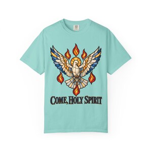 Maglietta "Vieni Spirito Santo" con colori rilassanti / Maglietta per la Cresima Cattolica / Regalo per la Cresima / Colomba in vetro colorato con fiamme immagine 4