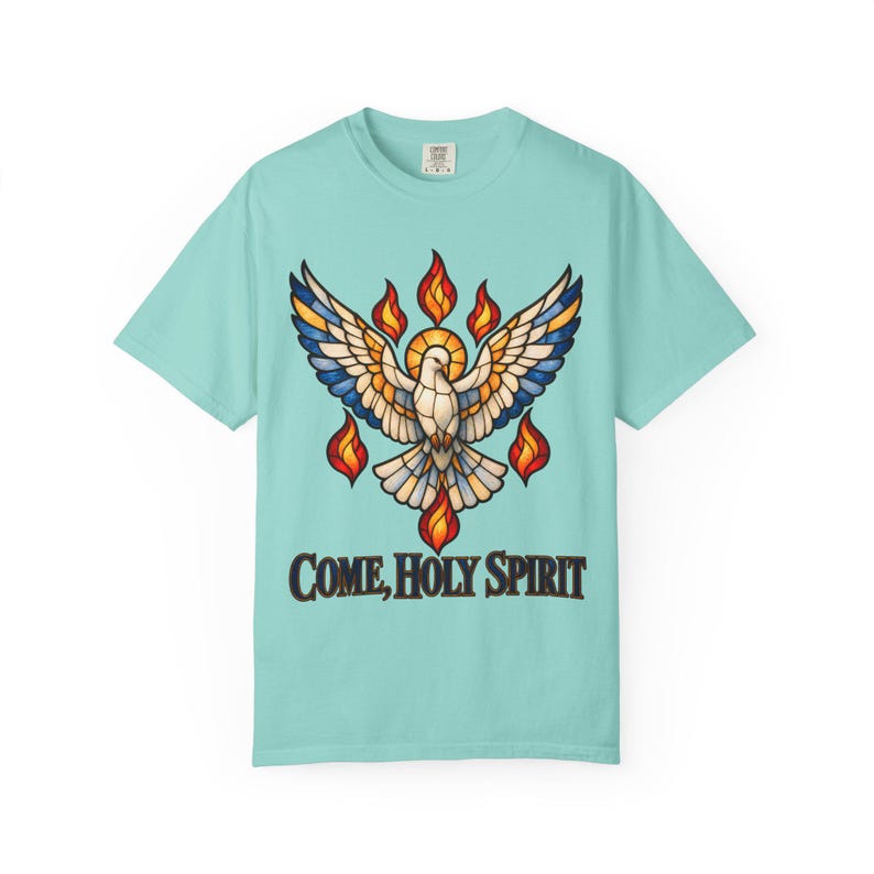 Maglietta "Vieni Spirito Santo" con colori rilassanti / Maglietta per la Cresima Cattolica / Regalo per la Cresima / Colomba in vetro colorato con fiamme immagine 4