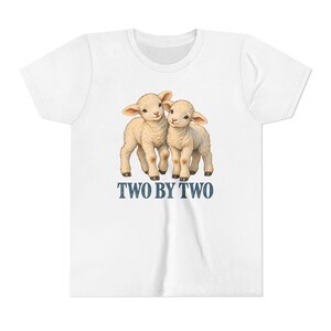Kinder T-shirt 'Twee aan Twee', T-shirt voor jongeren met afbeelding van een tweelinglammetjes, Christelijk cadeau met de ark van Noach voor tweelingen of broers en zussen, Vintage lammetjeskunst afbeelding 1