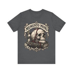 Camiseta Memento Mori / Camiseta católica / Regalo de Todos los Santos para hombres / Calavera, rosario y reloj de arena imagen 2