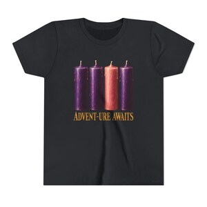 T-shirt « L'aventure vous attend » pour enfants, T-shirt catholique de l'Avent pour jeunes, Bougies de l'Avent, Cadeau de compte à rebours de Noël pour enfants image 8