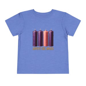 Camiseta "La aventura espera a los niños pequeños", camiseta católica de Adviento, velas de corona de Adviento, regalo de cuenta regresiva navideña para niños pequeños. imagen 9
