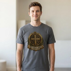 T-shirt met Sint-Benedictusmedaille, Crux Sacra Sit Mihi Lux T-shirt, Vade Retro Satana Exorcisme-embleem, Katholiek Beschermingsgeschenk, Kleding met Gouden Kruis afbeelding 1