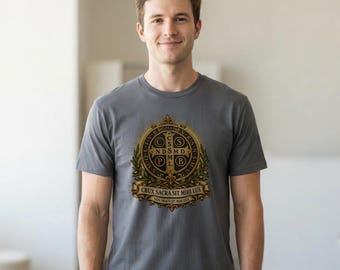 Camiseta con la medalla de San Benito, camiseta Crux Sacra Sit Mihi Lux, emblema de exorcismo Vade Retro Satana, regalo de protección católica, ropa con cruz dorada