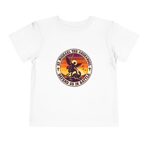 Retro T-shirt voor peuters met Sint-Michielsbadge, "Verdedig ons in de strijd"-shirt, katholiek cadeau voor peuters, aartsengel die een draak verslaat bij zonsondergang