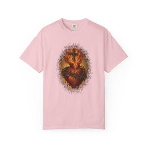 Leuchtendes T-Shirt mit Herz-Jesu-Motiv, Holzkreuz und goldenen Strahlen, Vintage-Geschenk für Väter, Dornenkrone, Erster Freitag im Monat, Wohlfühlfarben Bild 10