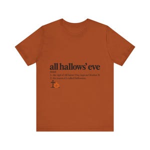 Halloween-Definition-Shirt, katholisches Halloween-T-Shirt, minimalistische Typografie (Unisex) Bild 6