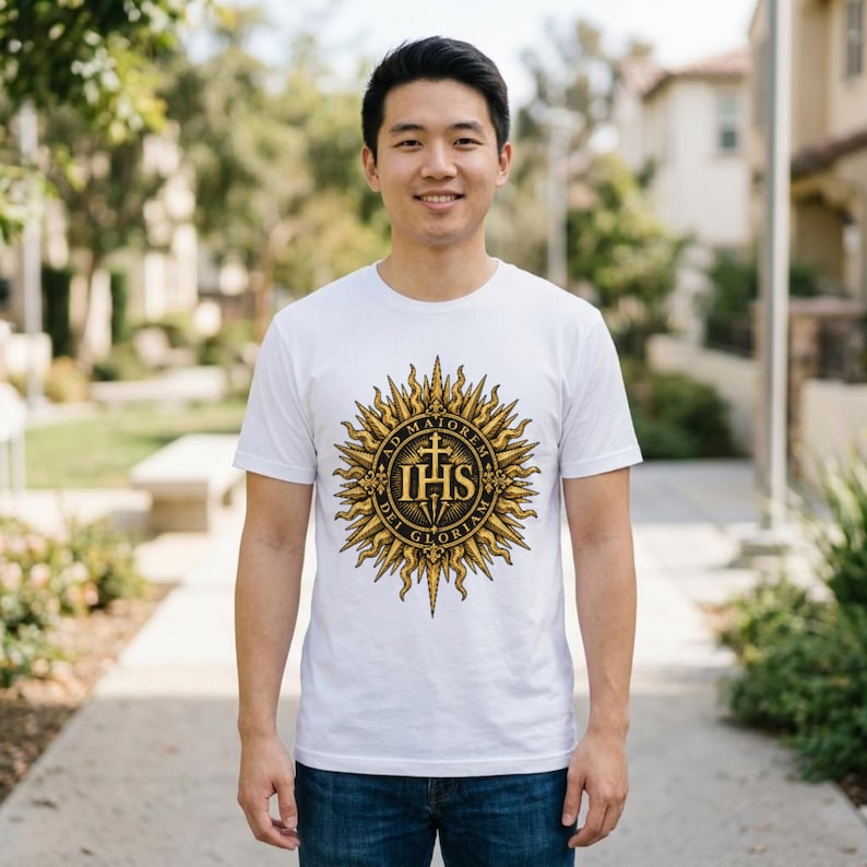 Ad Maiorem Dei Gloriam skjorta, AMDG IHS Sunburst Tee, latinsk katolsk gåva, jesuitexamen eller konfirmationspresent, Ignatians motto bild 1