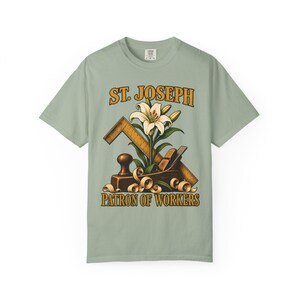 T-shirt met afbeelding van Sint Jozef, beschermheilige van de arbeiders | T-shirt in comfortabele kleuren | Katholiek T-shirt | Cadeau voor papa | Timmermansgereedschap en lelie afbeelding 4