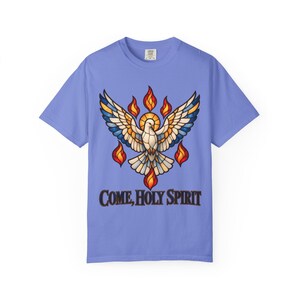 Maglietta "Vieni Spirito Santo" con colori rilassanti / Maglietta per la Cresima Cattolica / Regalo per la Cresima / Colomba in vetro colorato con fiamme immagine 8
