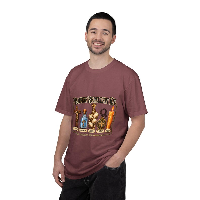 Divertida camiseta católica de Halloween, kit repelente de vampiros, medalla de San Benito con crucifijo y ajo. imagen 1