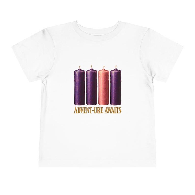 Camiseta "La aventura espera a los niños pequeños", camiseta católica de Adviento, velas de corona de Adviento, regalo de cuenta regresiva navideña para niños pequeños. imagen 1