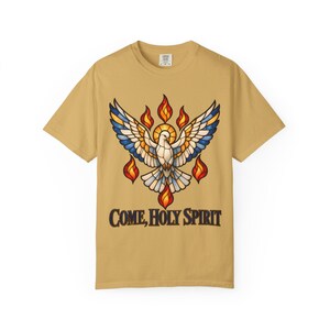 Maglietta "Vieni Spirito Santo" con colori rilassanti / Maglietta per la Cresima Cattolica / Regalo per la Cresima / Colomba in vetro colorato con fiamme immagine 2