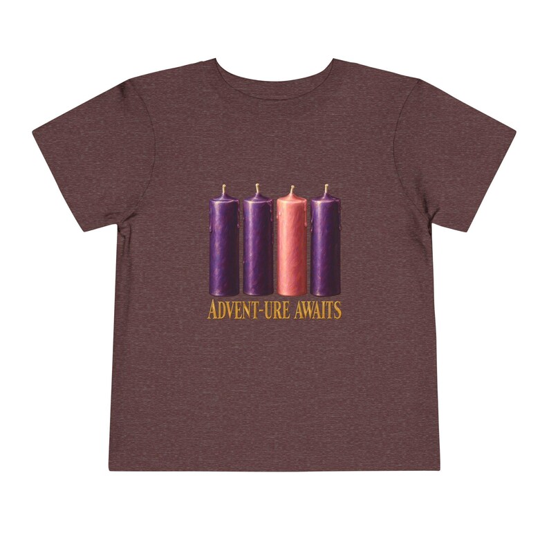 Camiseta "La aventura espera a los niños pequeños", camiseta católica de Adviento, velas de corona de Adviento, regalo de cuenta regresiva navideña para niños pequeños. imagen 16