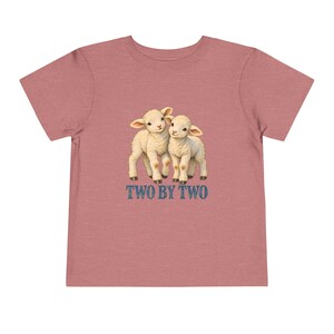 Kleinkind-T-Shirt „Zwei mal Zwei“, Shirt mit Zwillingslämmern, christliches Geschenk zur Arche Noah für Zwillinge oder Geschwister, Vintage-Lamm-Motiv Bild 2