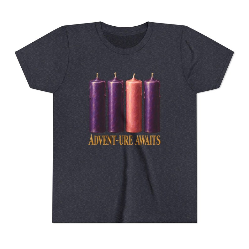 T-shirt « L'aventure vous attend » pour enfants, T-shirt catholique de l'Avent pour jeunes, Bougies de l'Avent, Cadeau de compte à rebours de Noël pour enfants image 16