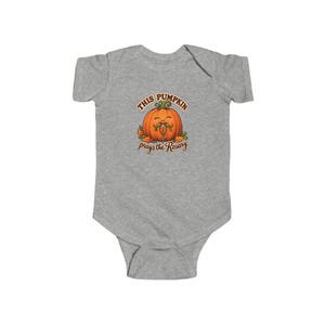 Body infantil "Bebê Abóbora Reza o Rosário", peça única para o Halloween, presente fofo para bebês no outono, primeiro Halloween, arte da colheita imagem 2