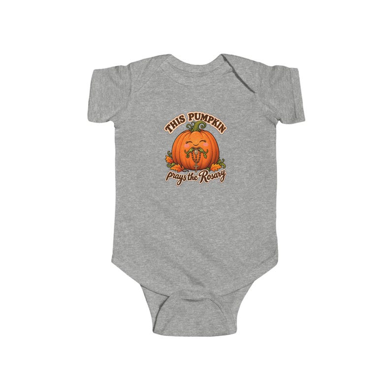 Body infantil "Bebê Abóbora Reza o Rosário", peça única para o Halloween, presente fofo para bebês no outono, primeiro Halloween, arte da colheita imagem 2