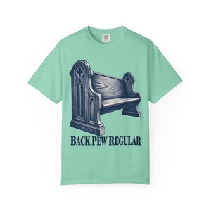T-Shirt mit Kirchenbankmotiv in Standardfarben | Lustiges katholisches T-Shirt | Geschenk für katholische Väter | Vintage-Kirchenbankgravur Bild 5