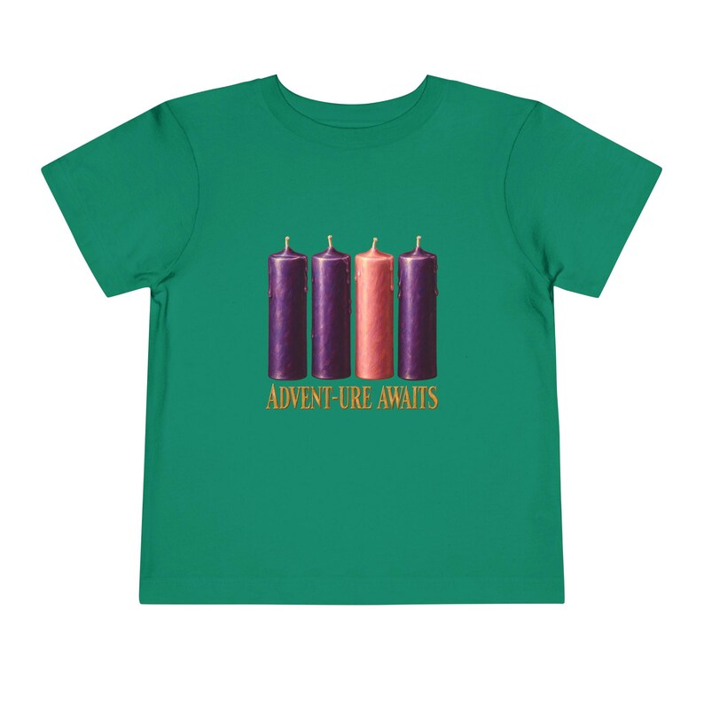 Camiseta "La aventura espera a los niños pequeños", camiseta católica de Adviento, velas de corona de Adviento, regalo de cuenta regresiva navideña para niños pequeños. imagen 7