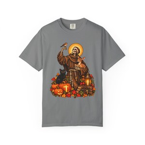Koszulka na Halloween ze szkieletem św. Franciszka, upiorny katolicki święty z jeleniem, rudzikiem, czarnym kotem i dyniami (kolory pocieszenia) zdjęcie 5