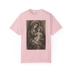 Maglietta con Madonna e Bambino, disegno vintage a carboncino, regalo della Madonna per la mamma o la madrina, maglietta cristiana mariana da donna, colori confortevoli immagine 6
