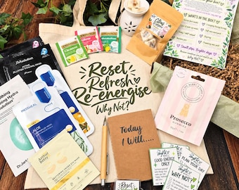 Può includere: Una borsa in tela beige stampata con Reset Refresh Re-energise Why Not? contenente vari articoli tra cui maschere per il viso, bustine di tè, un taccuino con la scritta Today I Will, una penna, un bruciatore di cera, cere e caramelle gommose al Prosecco.