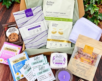 Può includere: Una confezione regalo contenente una maschera viso, una maschera riscaldante per occhi e patch occhi Arthur Betsy, una fascia bianca, 70g di sali da bagno, una pastiglia doccia, una candela viola, un portachiavi a cuore, due bustine di tè e biscotti.