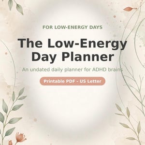 Può includere: Una copertina per agenda digitale intitolata The Low-Energy Day Planner, con il testo For Low-Energy Days e An undated daily planner for ADHD brains. Un pulsante riporta Printable PDF - US Letter. Il design include foglie e fiori ad acquerello.