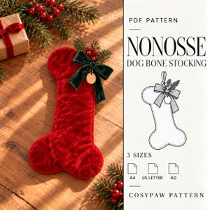 Puede incluir: Un calcetín navideño de terciopelo rojo con forma de hueso de perro, un lazo verde oscuro, una etiqueta dorada y bayas rojas. El texto dice: PDF PATTERN NONOSSE DOG BONE STOCKING 3 SIZES A4 US LETTER A0 COSYPAW PATTERN.