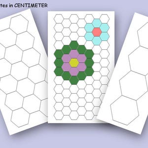 Puede incluir: Tres plantillas de hexágonos imprimibles en centímetros. La primera plantilla es una cuadrícula de hexágonos. La segunda plantilla tiene un diseño de flor con hexágonos verdes, morados y amarillos. La tercera plantilla es una fila vertical de hexágonos.