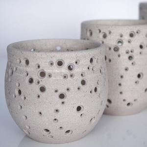 Luminaria de cerámica hecha a mano, "Estrellas Fugaces". Precioso portavelas de cerámica en crema moteada mate y gris paloma.