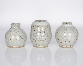Vaso a forma di bocciolo in gres fatto a mano con smalto bianco screziato. Piccolo vaso a forma di bottiglia in ceramica, vaso in ceramica a stelo singolo. Arredamento rustico moderno per la casa, regali.