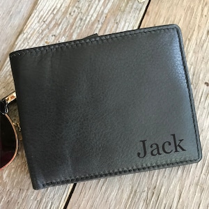 Cartera de cuero negro para hombres Regalos personalizados para novio Regalos de San Valentín para hombres Regalos para él Papá Regalo cartera grabada bifold RFID