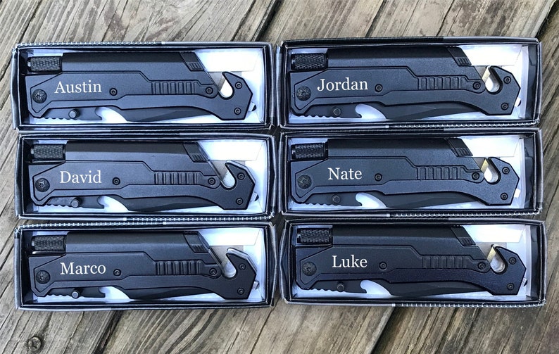 Puede incluir: Seis cuchillos de uso general negros en cajas individuales, cada uno con un nombre diferente grabado en la hoja: Austin, David, Marco, Jordan, Nate y Luke.