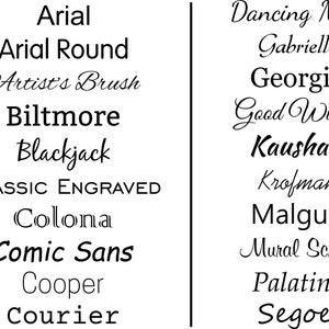 Puede incluir: Una lista de diferentes estilos de fuente, incluyendo Arial, Arial Round, Artist's Brush, Biltmore, Blackjack, Classic Engraved, Colona, Comic Sans, Cooper, Courier, Dancing Mist, Gabrielle, Georgia, Good Wishes, Kaushan, Krofman, Malgun, Mural Script, Palatino y Segoe.