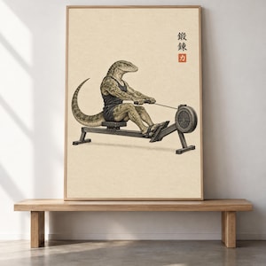 Puede incluir: Una lámina de arte enmarcada que muestra a un lagarto antropomórfico con escamas verdes texturizadas, vistiendo una camiseta sin mangas y pantalones cortos negros, usando una máquina de remo. Incluye kanjis japoneses verticales y un sello rojo.