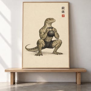 Può includere: Una stampa artistica incorniciata che presenta un'illustrazione dettagliata di una lucertola dal fisico muscoloso che esegue uno squat mentre tiene in mano una kettlebell nera. La lucertola indossa pantaloncini scuri. La stampa include kanji giapponesi e un quadrato rosso.