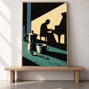 Puede incluir: Una lámina artística enmarcada con una ilustración estilizada de una persona con sombrero tocando el piano en una habitación con poca luz. En primer plano, una cafetera moka, una taza de café y una cuchara sobre una superficie de color cerceta.