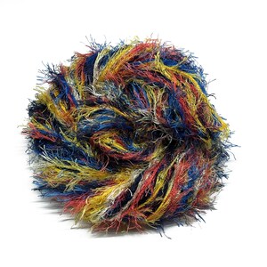 Puede incluir: Una madeja de hilo colorido con una textura peluda. El hilo es una mezcla de hebras rojas, amarillas, azules y blancas, creando una apariencia vibrante y texturizada. Ideal para tejer, hacer ganchillo u otros proyectos de manualidades.