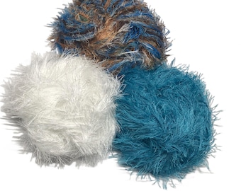 Madeja de hilo de pestañas turquesa/blanco de 55 yardas, ofrecida por Color Kissed Silk y Lazy Hound Designs