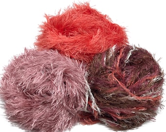 Madeja de hilo de 55 yardas, color coral jaspeado/coral/rosa empolvado, ofrecida por Color Kissed Silk y Lazy Hound Designs LLC.