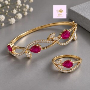 Conjunto de brazalete y anillo de rubí chapado en oro de 14k, conjunto de joyas con gema roja talla pera, brazalete de circonita cúbica con diseño de hoja y enredadera, delicado brazalete y anillo llamativos.